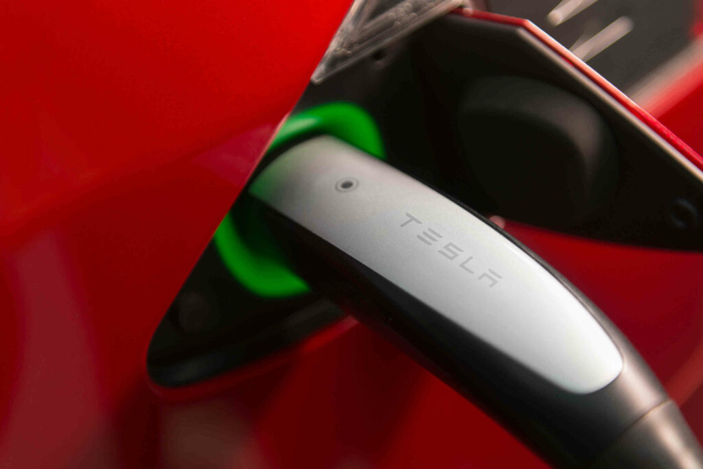 Tesla laadimispesa, millesse on ühendatud laadimiskaabel