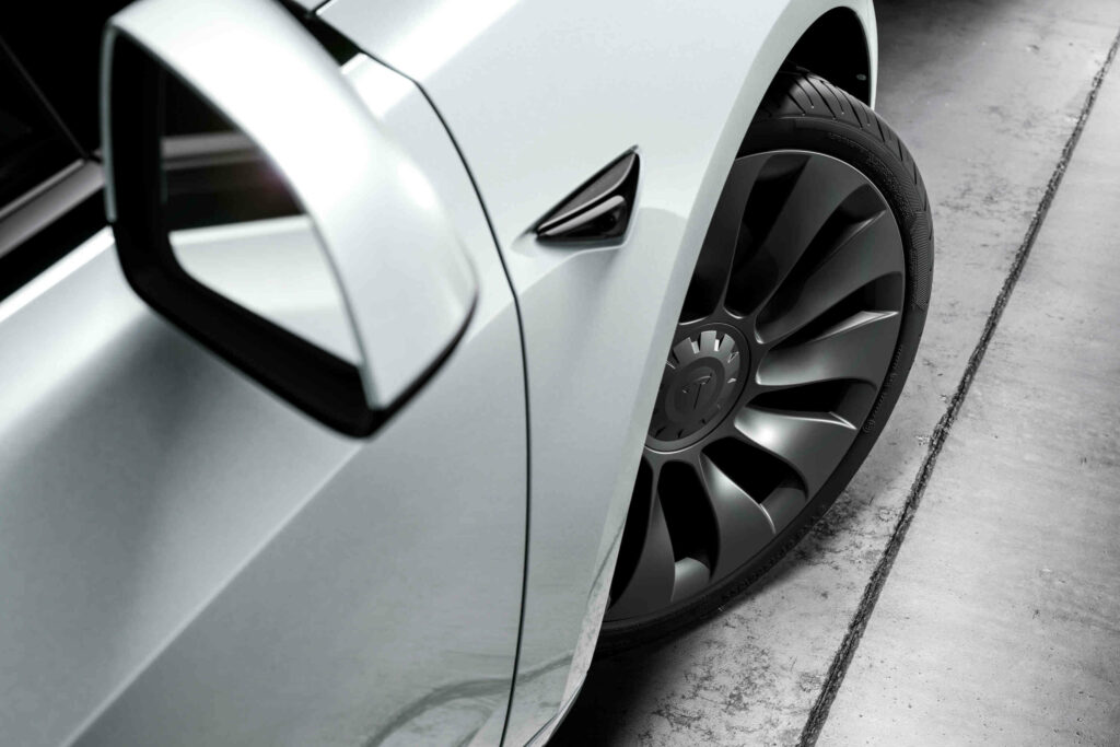 Tesla Model 3 külgpeegel ja velg lähivaates