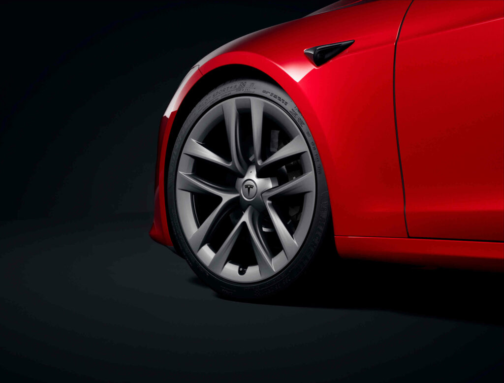 Tesla Model S ratas ja velg lähivaates