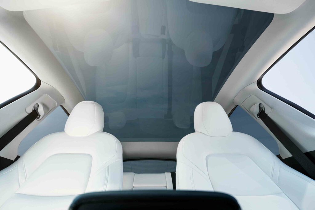 Tesla kliimaseade hoiab Model Y klaaskatusega salongi soojas
