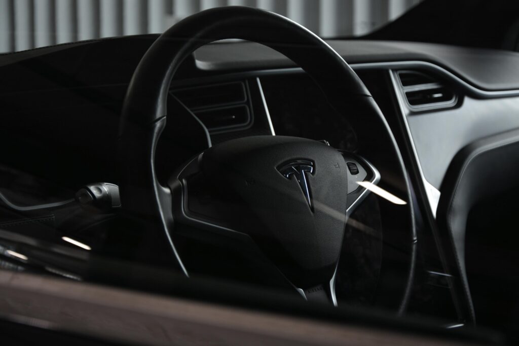 Tesla Model S rool ja armatuurlaud pimedas