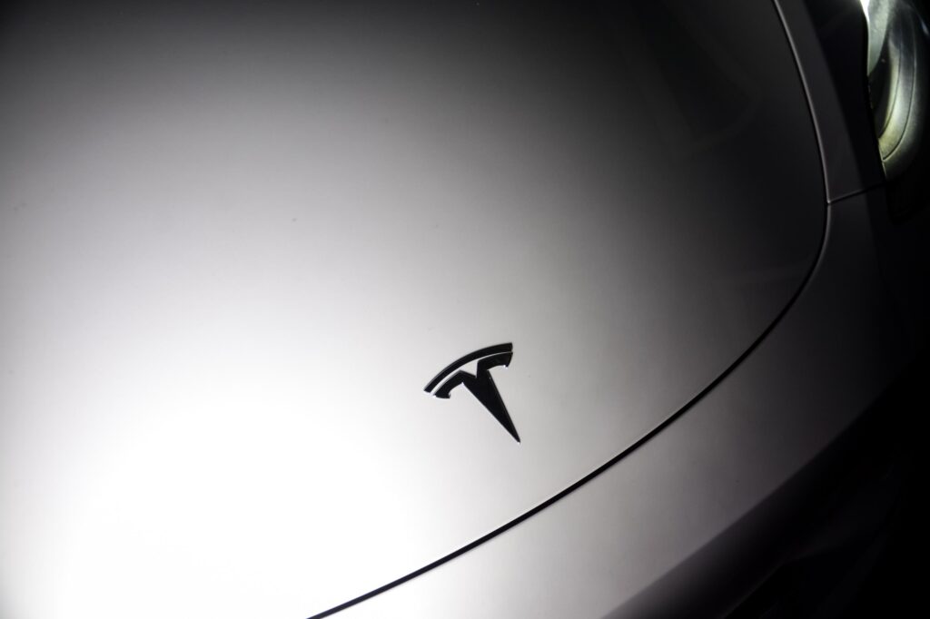 Tesla ametlik hooldus ja garantii: Tesla logo valgel kerel