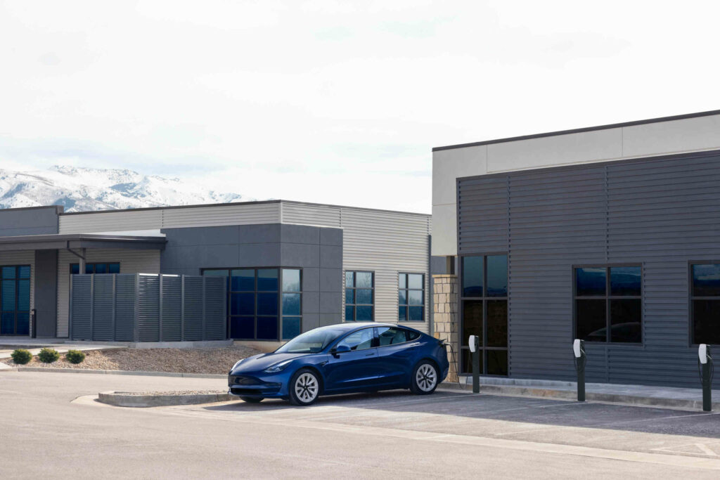 Tesla Model 3 Superchargeril, eelsoojendatud aku laeb kiiremini