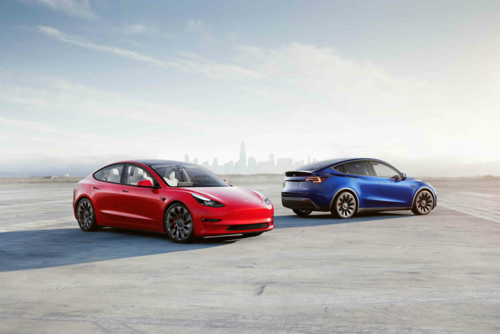 Punane Tesla Model 3 ja sinine Model Y, mille akud on ehitatud Model S akust erinevalt