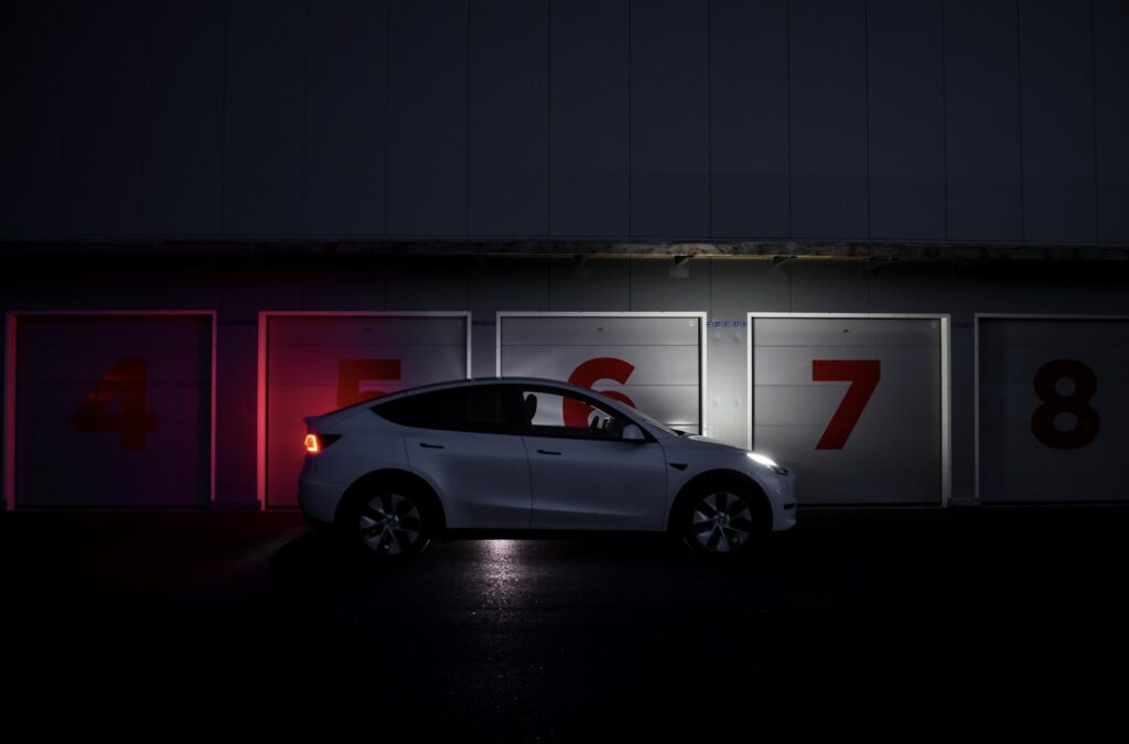 Tesla 12V aku tühjenemise järel ei pruugi auto garaažis ärgata