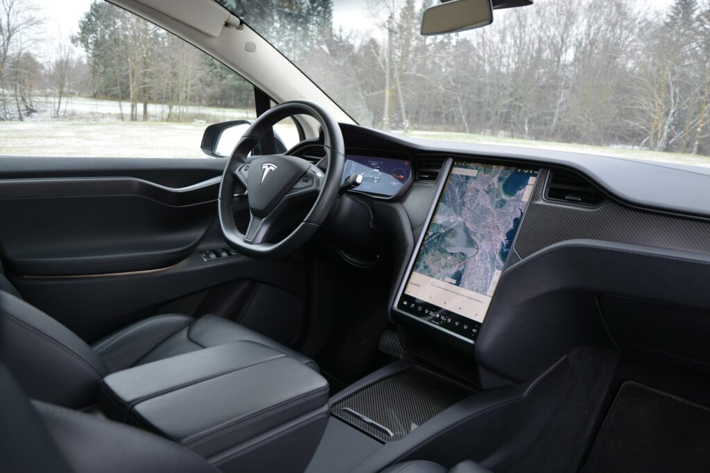 Model S salong ja talvine vaade läbi tuuleklaasi