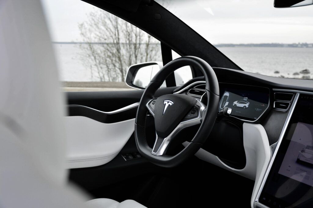 Tesla Model X valgete istmetega salong