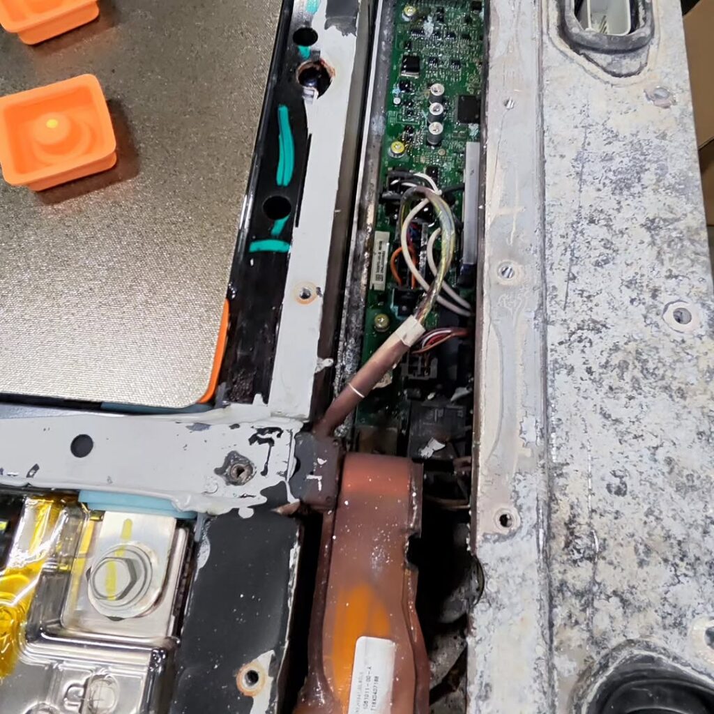 Korrodeerunud BMS-plaadi ala Tesla Model S aku sees